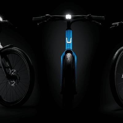Drei E-Bikes bei Nacht mit eingeschaltetem Frontlicht