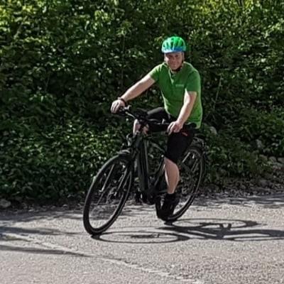 Person fährt Ibex Ecomfort Neo E-Bike auf Straße