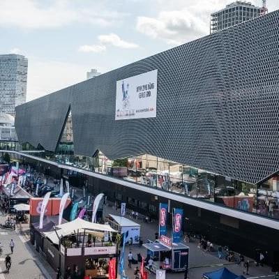 Außenansicht der Eurobike-Messe mit Ausstellungsständen und Besuchern