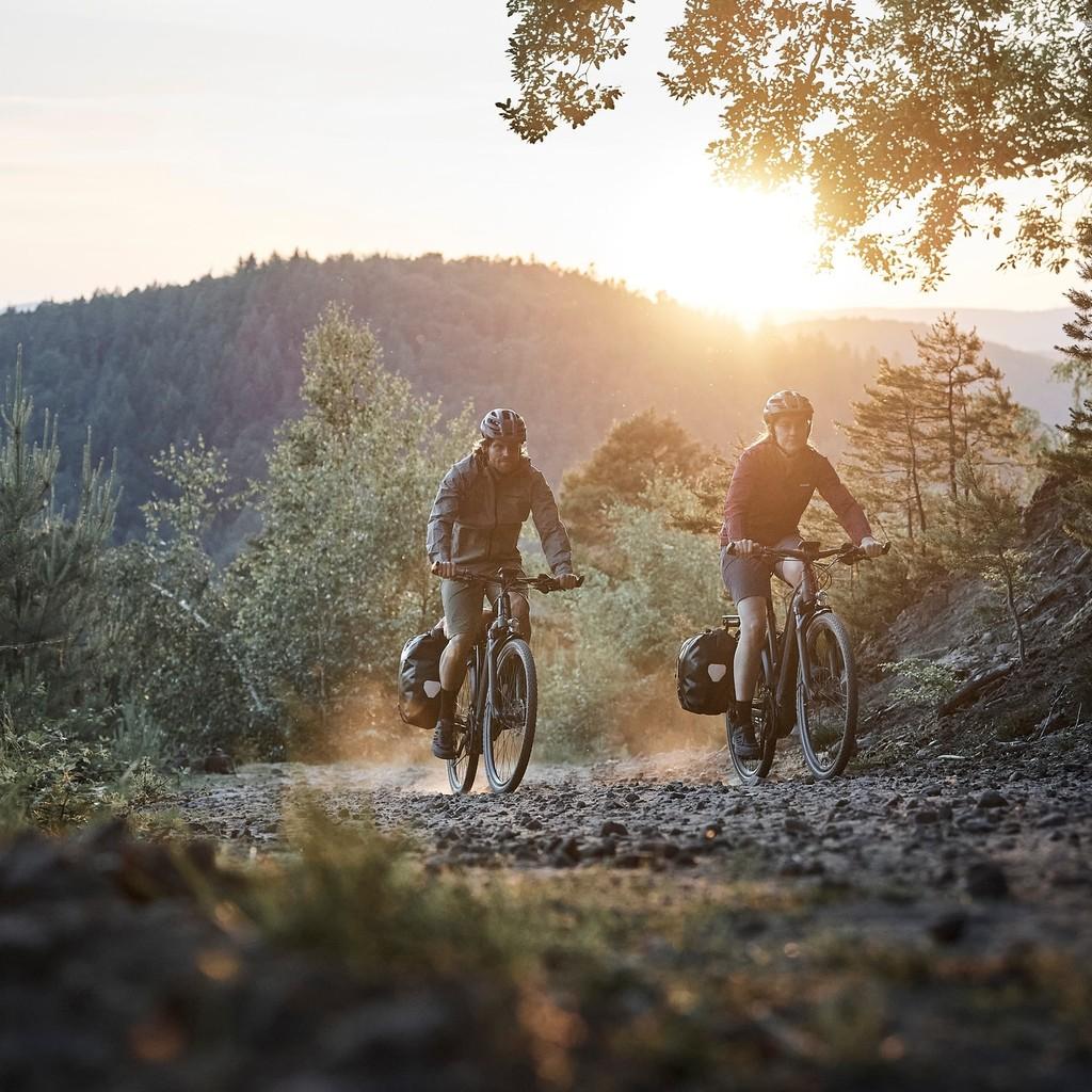 Genießen Sie die Natur mit unseren E-Bikes und erleben Sie unvergessliche Momente auf ruhigen Waldwegen im Sonnenun