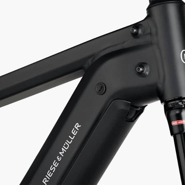 Nahaufnahme eines Riese & Müller E-Bike-Rahmens mit Federgabel