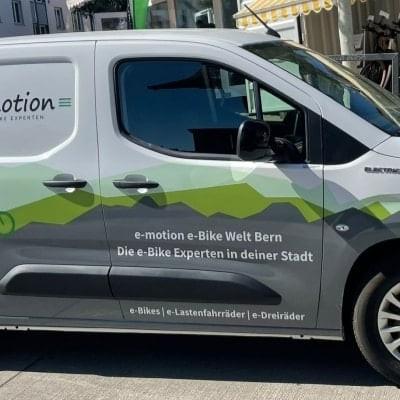 Elektro-Transporter von e-motion in Bern vor einem Fahrradgeschäft