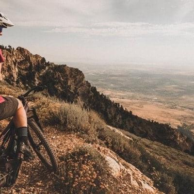 Frau auf Specialized Levo E-Bike genießt Bergblick