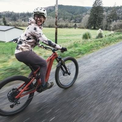 Zwei Radfahrer auf Schotterweg in ländlicher Umgebung