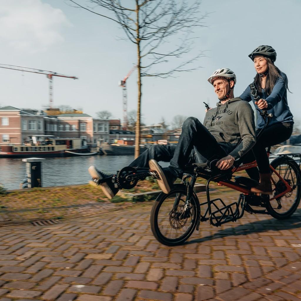 Entdecken Sie das Hase Bikes Pino Family Tandem für gemeinsame Fahrten. Ideal für Familien und Abenteuerlustige, di