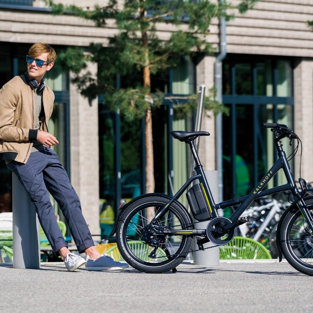 Das Kalkhoff Durban Compact E-Bike bietet stilvolle Mobilität in der Stadt. Ideal für Pendler mit modernem Design u