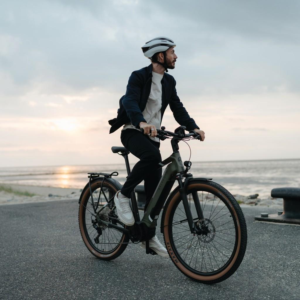Entdecken Sie das Kalkhoff Trekking e-Bike für Abenteuer. Perfekt für Fahrten entlang der Küste oder auf der Straße