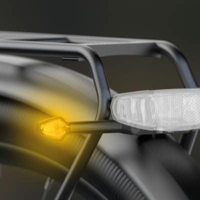 Nahaufnahme eines Fahrrad-Rücklichts mit Blinker