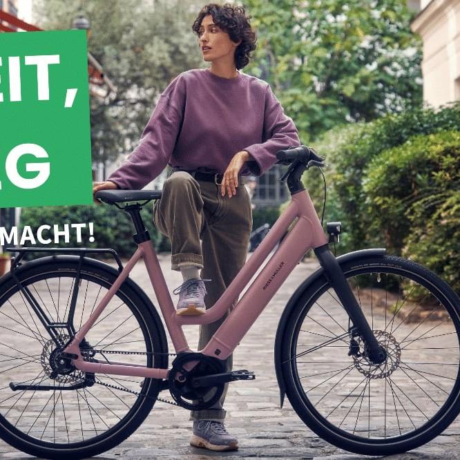 Werbung fĂĽr E-Bike mit Person auf Kopfsteinpflaster