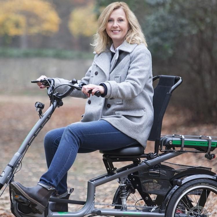 Frau auf einem Dreirad-E-Bike auf einem Waldweg