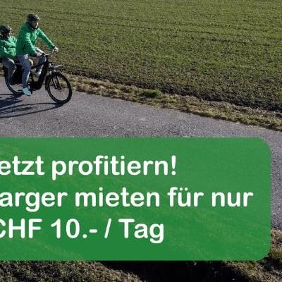 Zwei Personen auf E-Bike auf ländlichem Weg mit Mietangebot