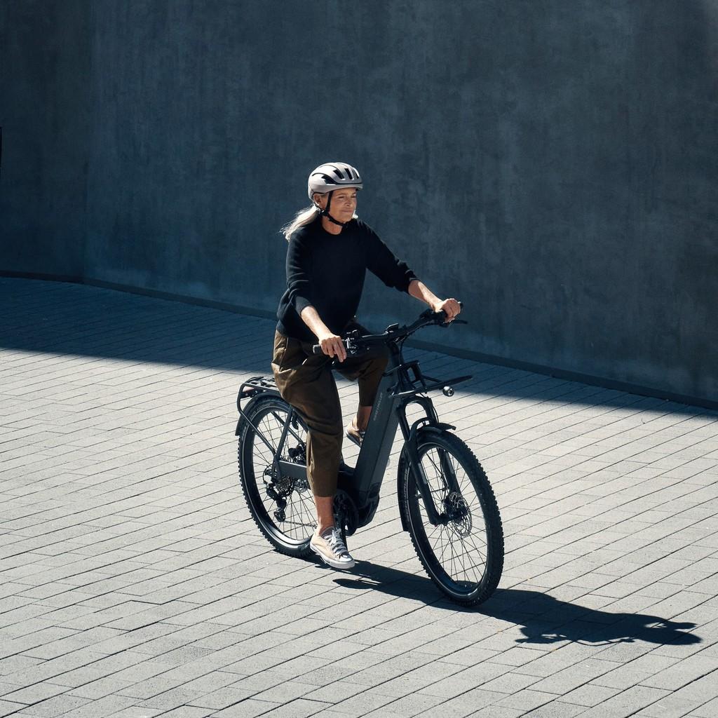 Entdecken Sie das Riese & Müller Nevo4: innovatives E-Bike-Design für urbanes Fahren. Perfekt für stilbewusste Aben