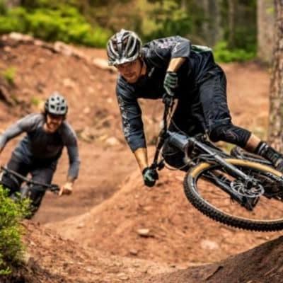 Zwei Mountainbiker auf Waldpfad in Aktion