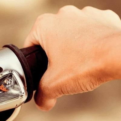 Nahaufnahme einer Nabenschaltung an einem Fahrradlenker