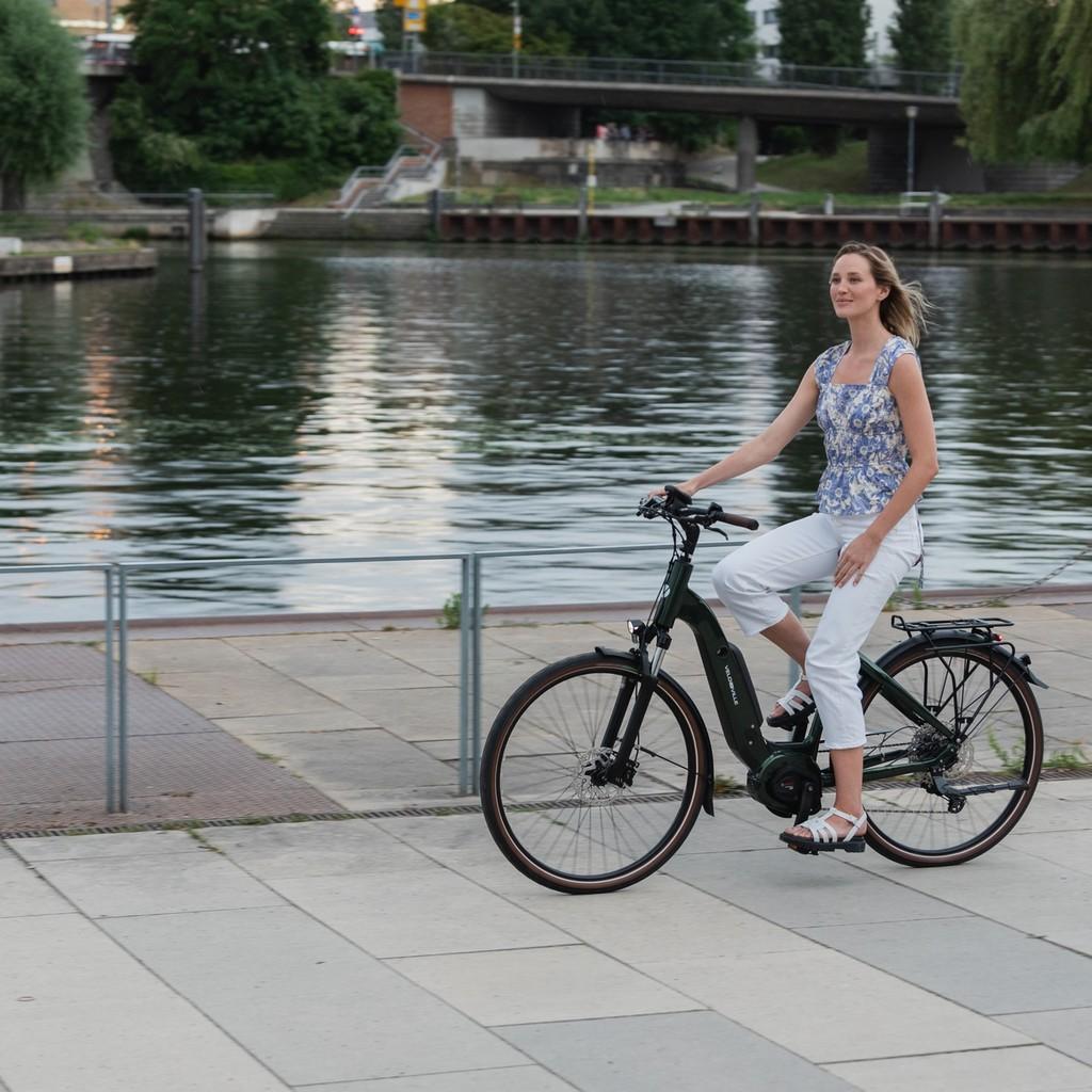 Entdecken Sie das Velo de Ville Allround AEB E-Bike. Ideal für entspannte Fahrten am Wasser, vereint es Stil und Fu