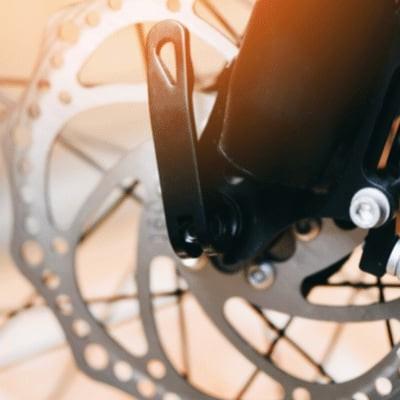 Nahaufnahme von Fahrradscheibenbremse mit Bremssattel