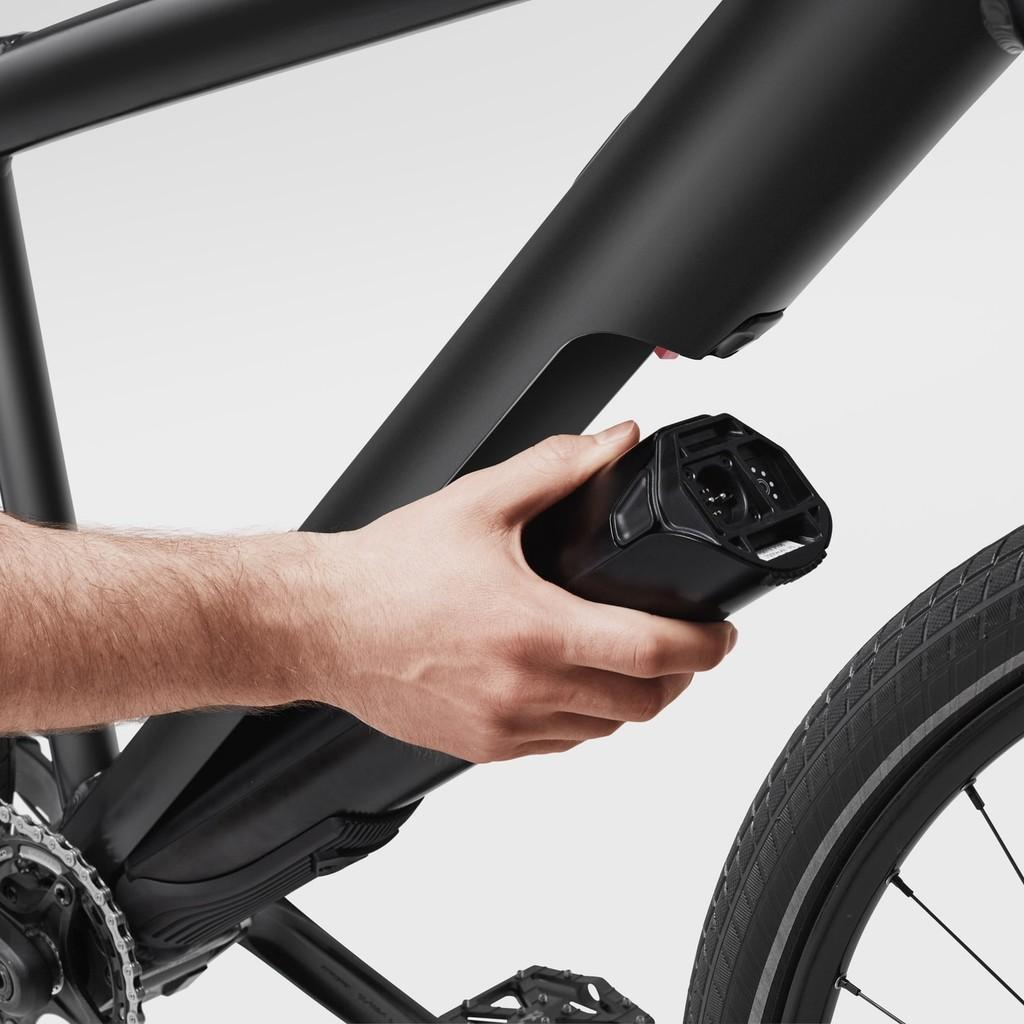 Person entnimmt Akku aus e-Bike