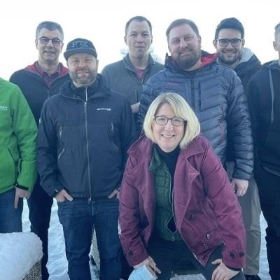Gruppenfoto im Schnee auf einer Terrasse mit Ausblick