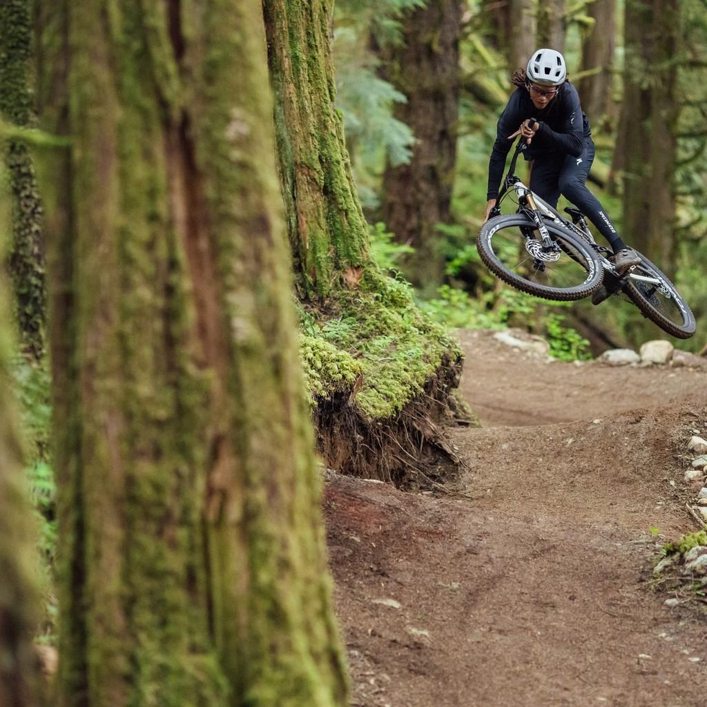 Erleben Sie das Specialized Turbo Levo SL E-Bike auf einem anspruchsvollen Trail im Wald – für echte Abenteuer im G