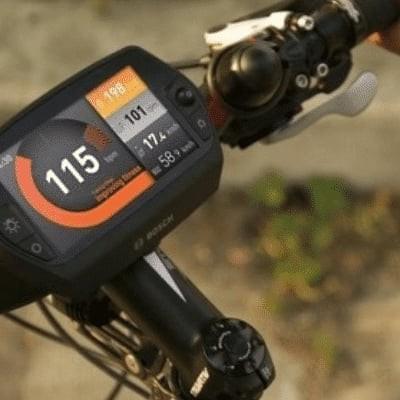 Bosch Nyon Bordcomputer auf E-Bike-Lenker mit Geschwindigkeitsanzeige