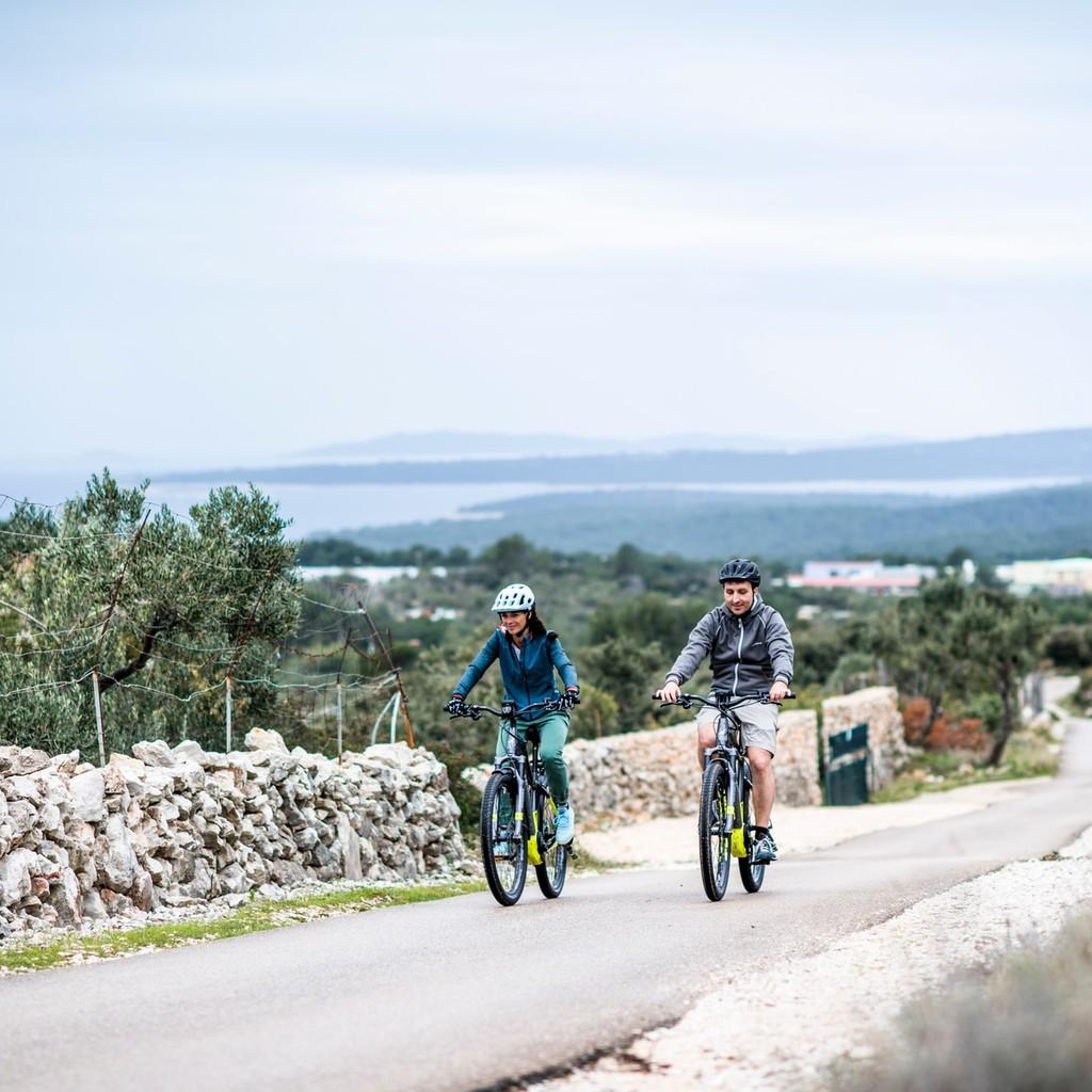 Entdecken Sie die malerische Landschaft Kroatiens auf robusten Haibike E-Bikes. Perfekt für Abenteurer und Naturlie