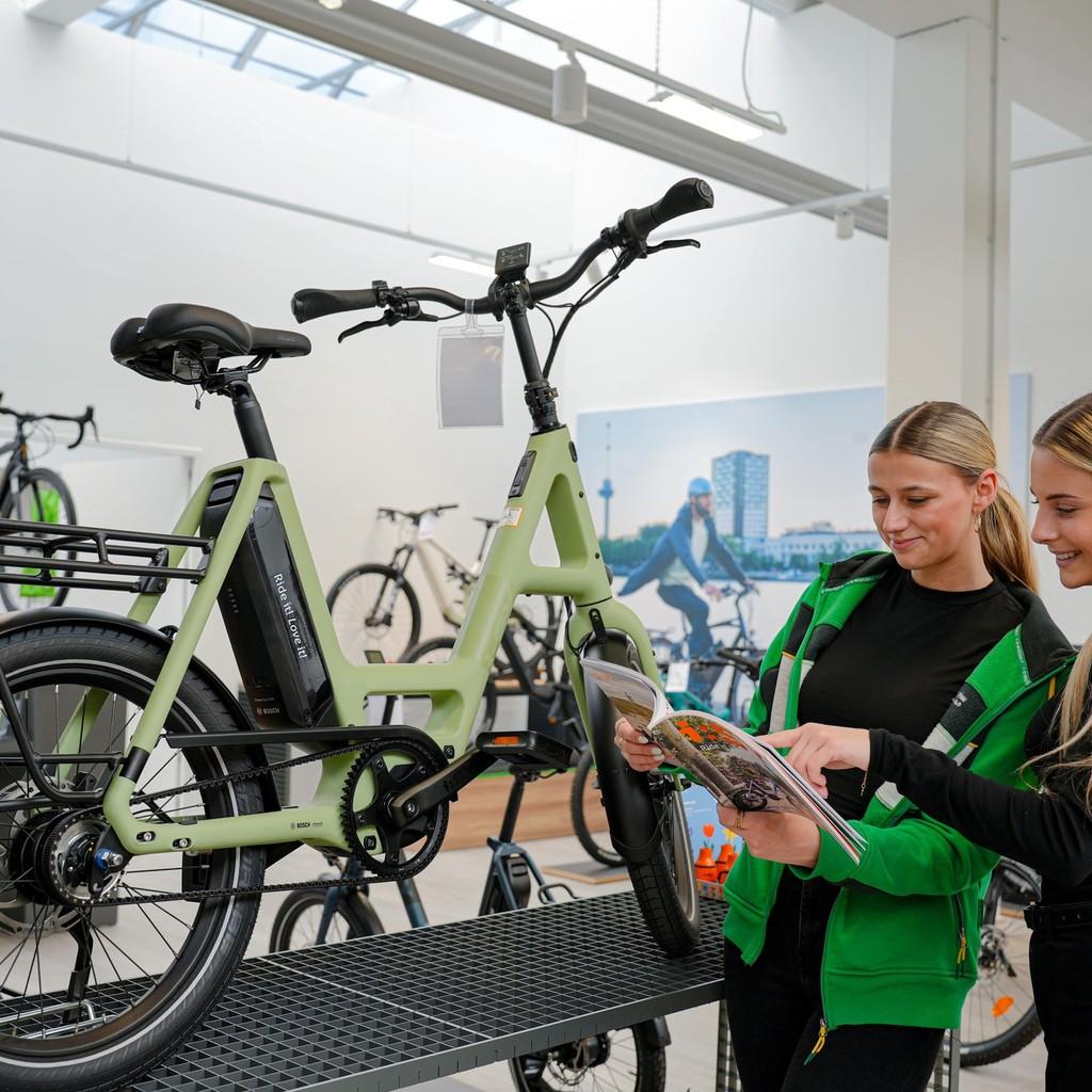 Zwei Frauen vor einem e-Bike, e-Bike Beratung