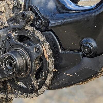 Leistungsstarker Shimano SL1.1 E-Bike Motor mit robustem Kettenantrieb für optimale Geländefahrt.