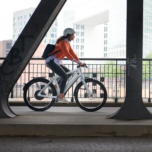 Erleben Sie urbane Mobilität mit diesem stylischen S-Pedelec, ideal für den schnellen und komfortablen Weg durch di