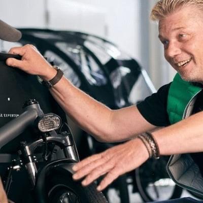 Zwei Männer betrachten ein E-Bike in einem Geschäft