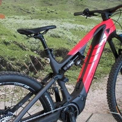 Rotes E-Mountainbike auf steinigem Pfad in Berglandschaft