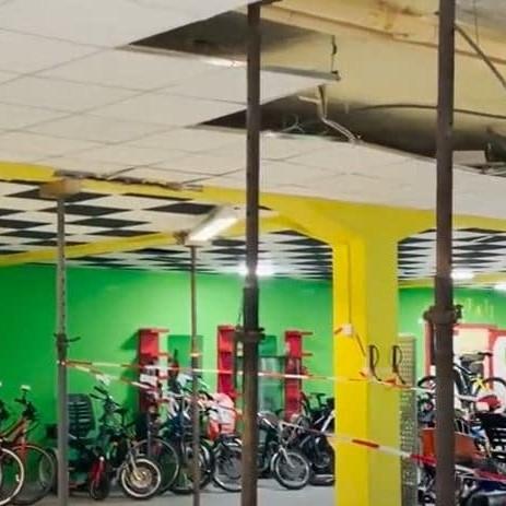 Deckenreparatur in Fahrradgeschäft mit E-Bikes im Hintergrund