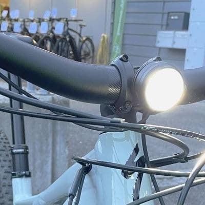 Nahaufnahme eines Fahrrads mit Lupine Frontlicht