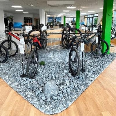 Moderne Fahrrad- und E-Bike-Ausstellung in einem Geschäft
