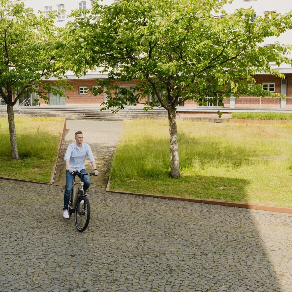 Entdecken Sie das Velo de Ville SUV SEB – ideal für Stadtabenteuer. Stilvolles Design trifft auf innovative Technik