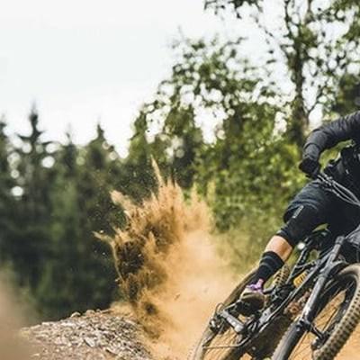 Mountainbiker mit Specialized-Bike auf Waldweg