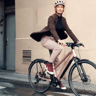 Person auf E-Bike fährt in städtischer Umgebung