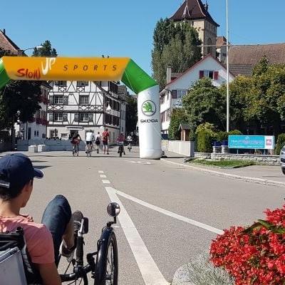 Veranstaltung mit Skoda-Banner und Liegeradfahrer auf Stadtstraße