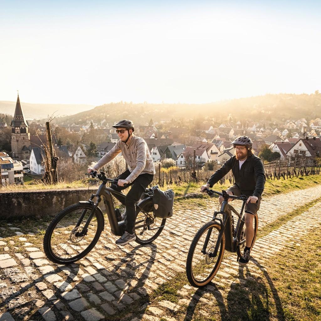 Entdecken Sie mit FOCUS Aventura² und Jarifa² E-Bikes die idyllische Umgebung. Perfekt für entspannte Ausfahrten du