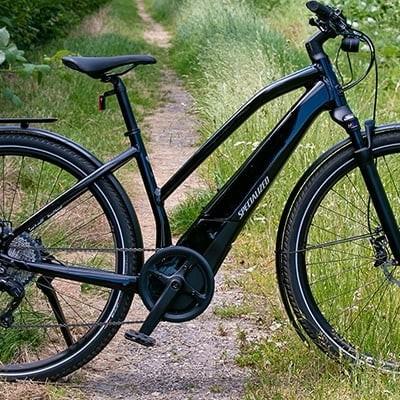 Vado 5.0 E-Bike auf einem Waldweg mit grünem Hintergrund