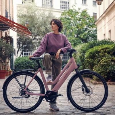 Person mit Riese & Müller E-Bike in urbanem Innenhof
