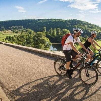 E-Bike-Fahrer genießen landschaftliche Aussicht auf einer Landstraße