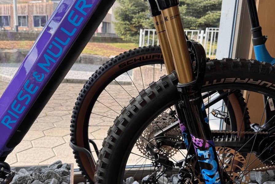 Nahaufnahme von Riese & Müller Fahrrad mit Schwalbe Reifen und Federgabel