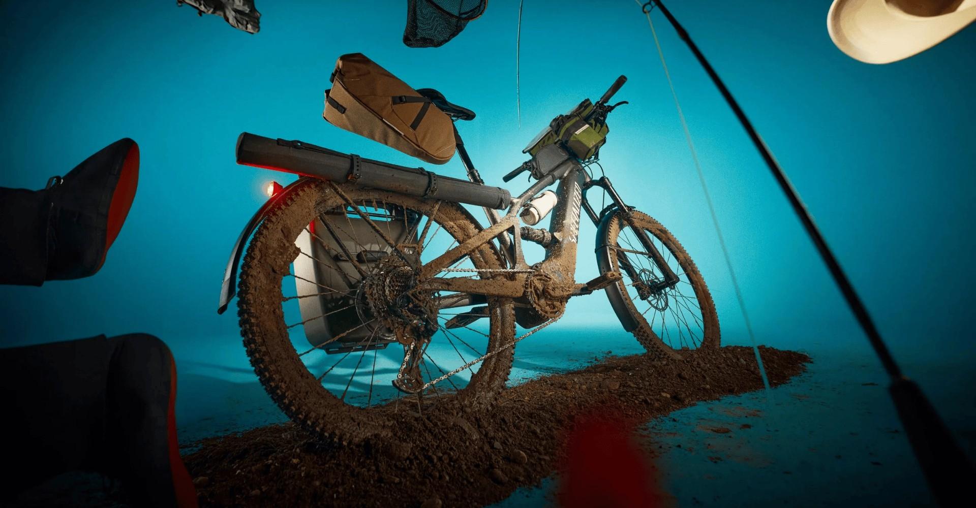 Das Specialized Turbo Tero X mit umherfliegendem Gepäck