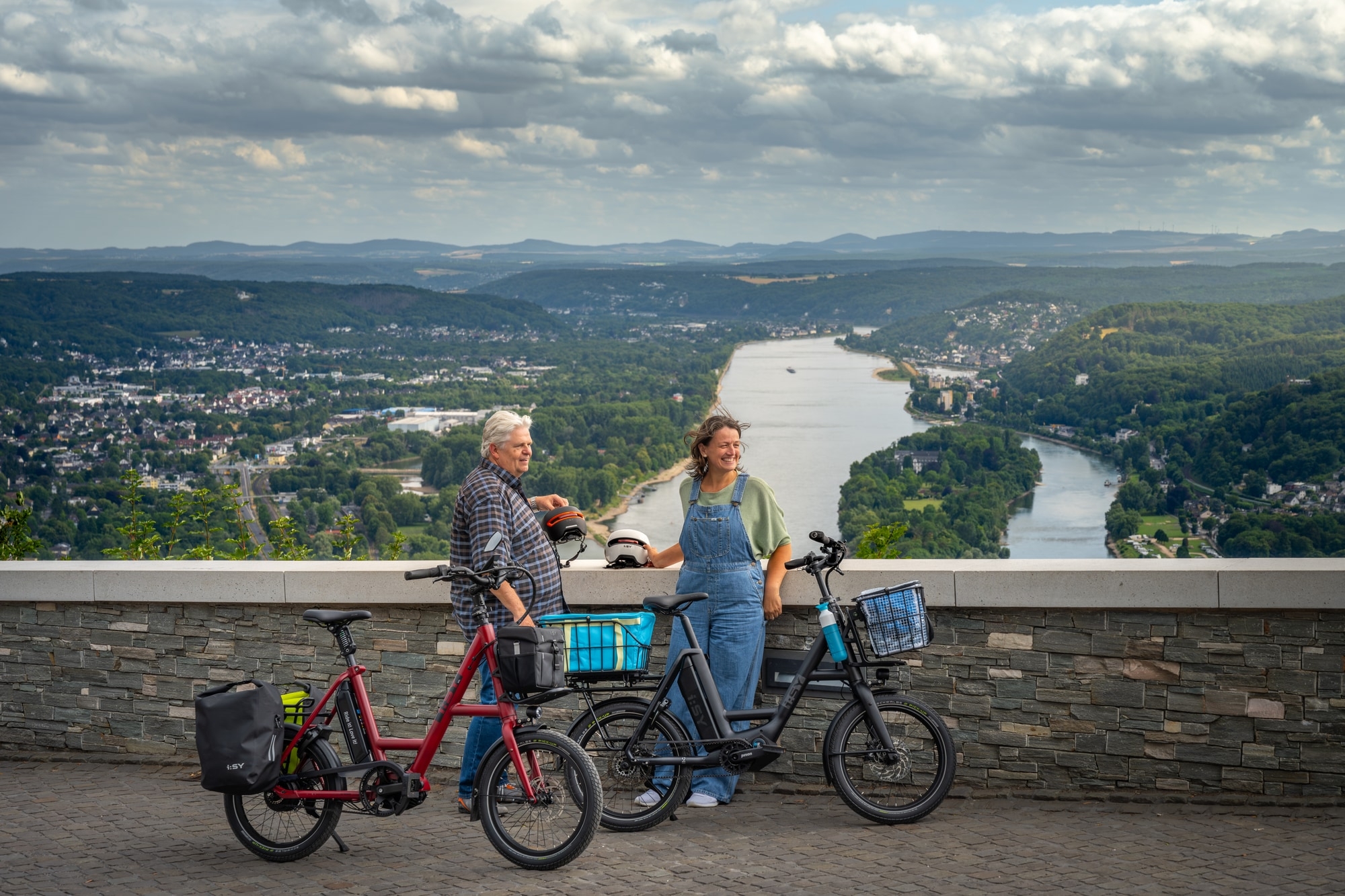 Entdecken Sie die neuen iSY P12 und XXL N3.8 E-Bikes. Perfekt für Ihre nächste Radtour mit atemberaubender Aussicht