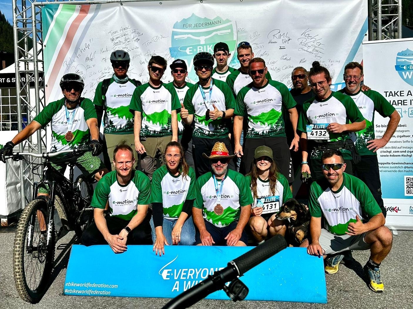 Das Bild zeigt eine Gruppe bei der e-Bike WM 2025