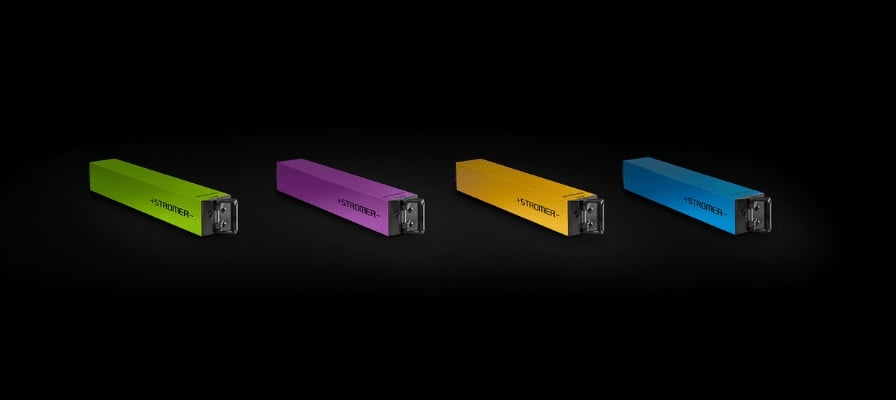 Verschiedene farbige E-Bike Akkus von Simpler auf schwarzem Hintergrund