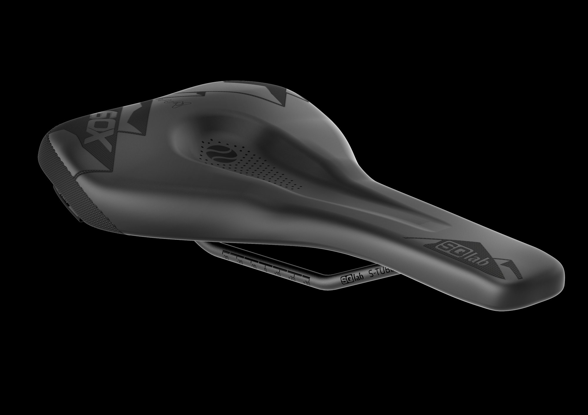 Ein schwarzer Fahrradsattel mit ergonomischem Design ist auf einem dunklen Hintergrund zu sehen. Der Sattel hat ein