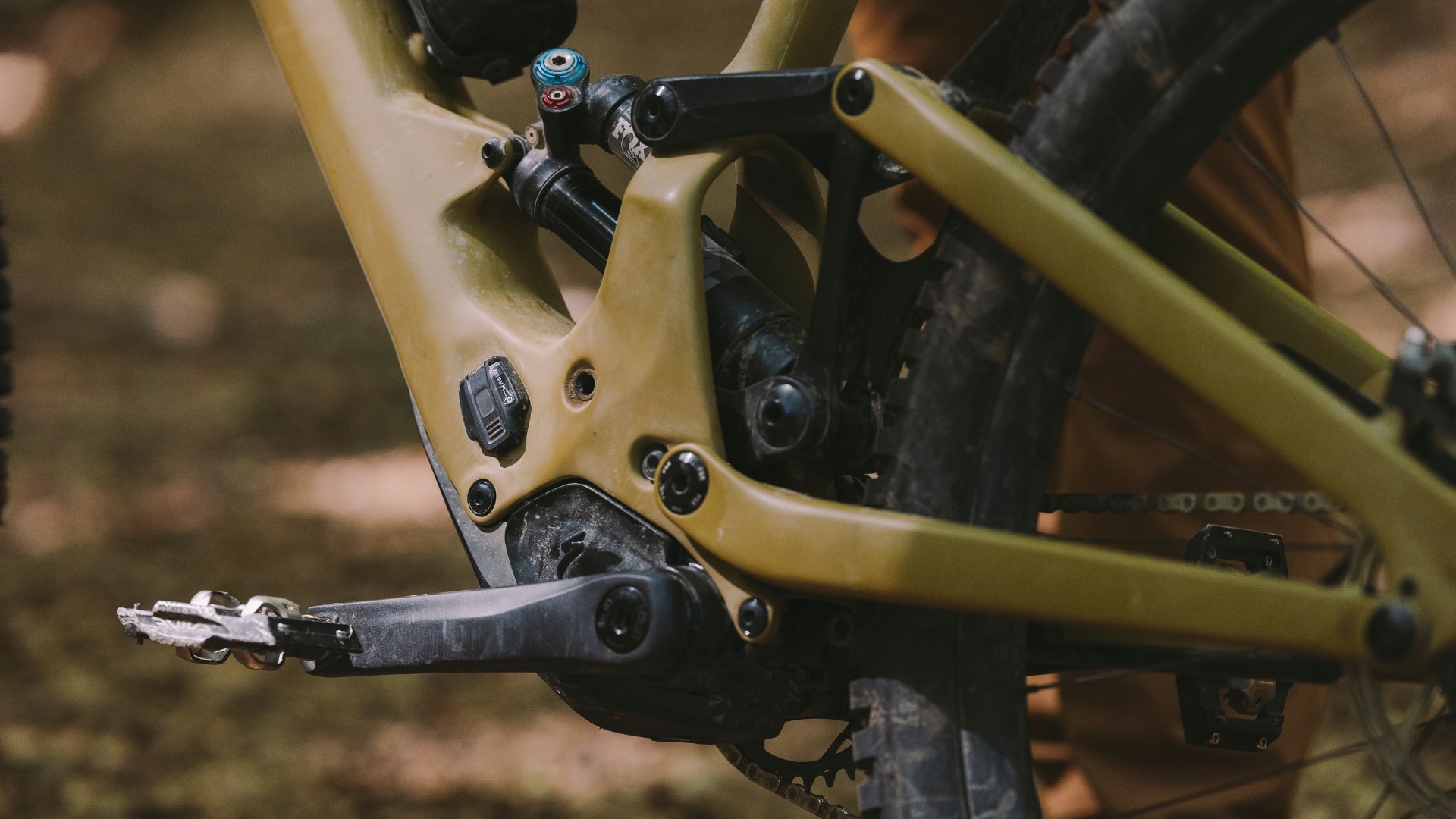 Detailaufnahme eines Specialized E-Bikes mit robuster Motorintegration. Perfekt für anspruchsvolle Trail-Abenteuer.