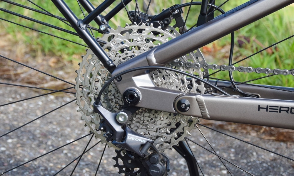 Robuste Shimano Deore Kettenschaltung am Hero Fahrrad für präzise Gangwechsel und optimale Fahrleistung.