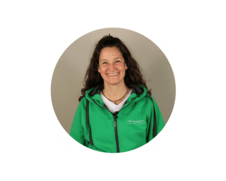 Entdecken Sie das lässige Outfit von Regina Renz. Ideal für Freizeit und Alltag, bietet es Komfort und Stil gleiche